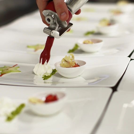 Anrichten des Desserts im Baulüüt