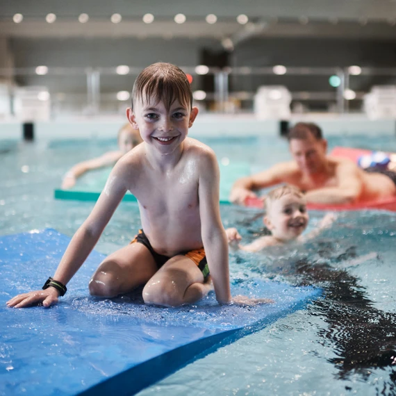 Schwimmen in der Sportarena