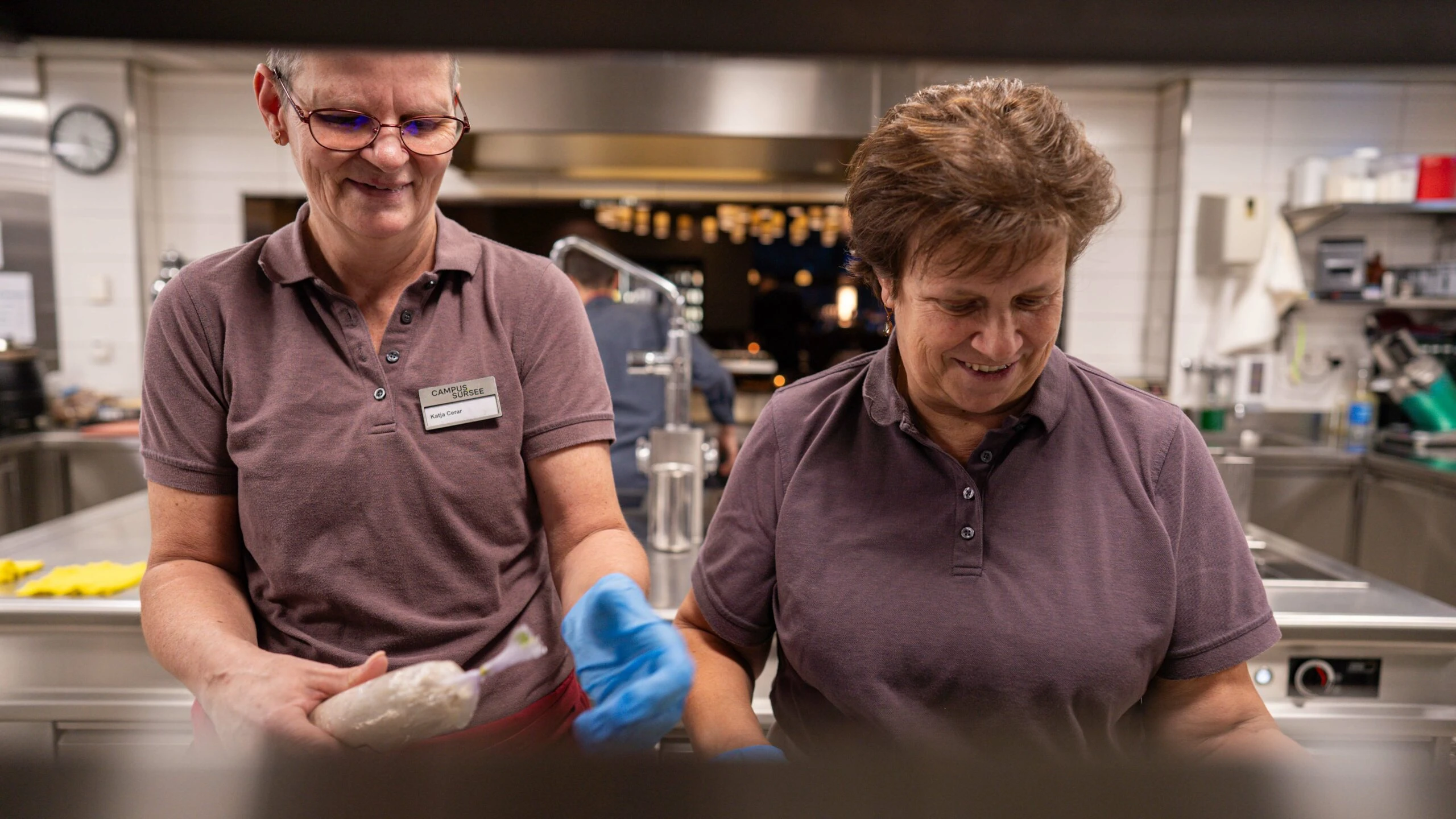 Elvira Ruckli, Hilfsköchin und Katja Cerar, Küchenhilfe